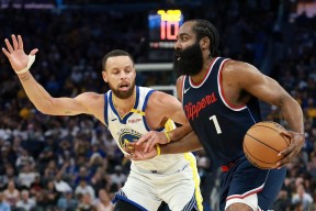 pg哈登回归赛场，挺进下一轮首场状态亮眼，勇士观众沸腾！的简单介绍