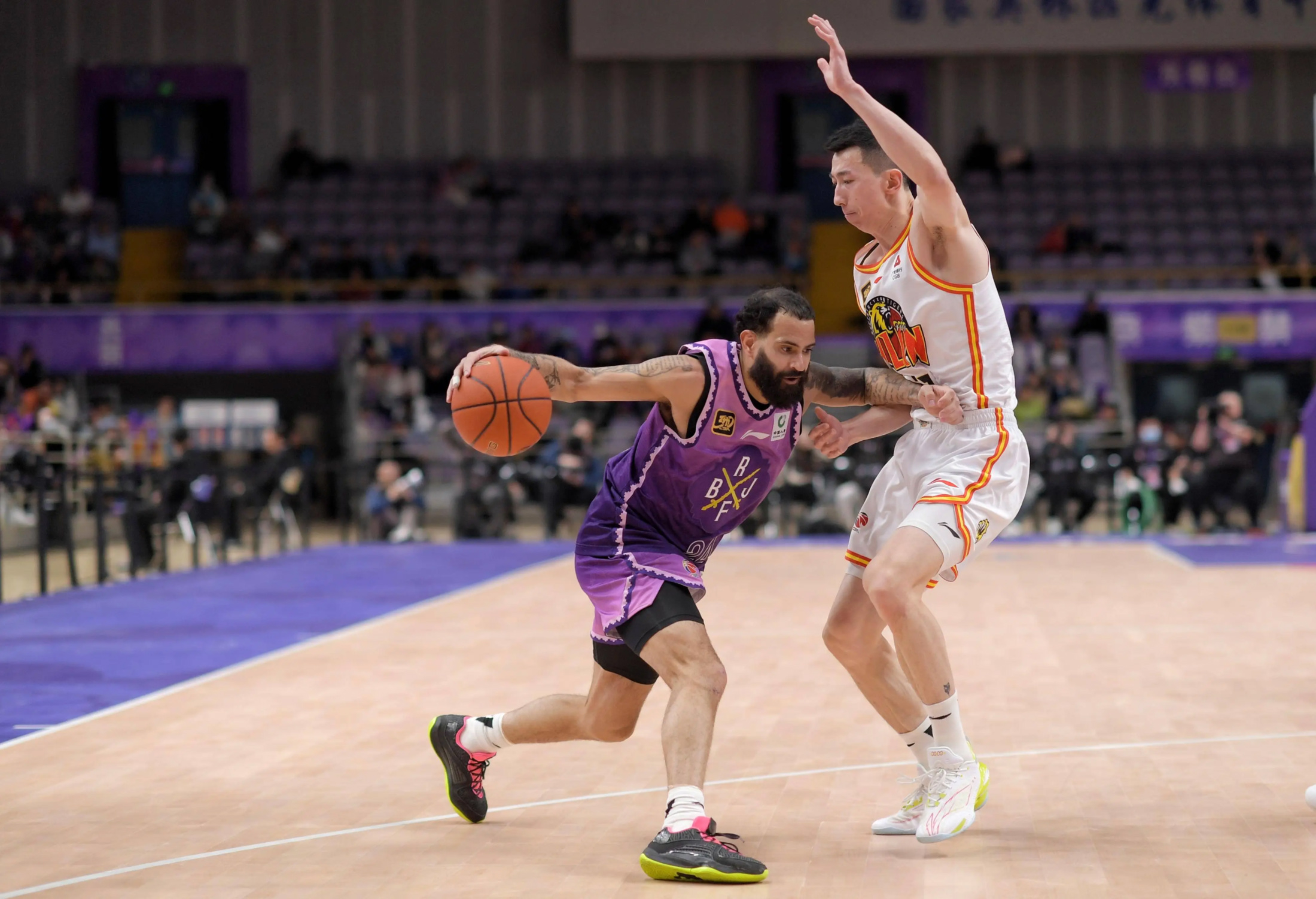 赛地聚焦：欧篮联窗口期热度飙升，费城76人队长鼓劲，压力陡增，赛程密集仍需轮换的简单介绍